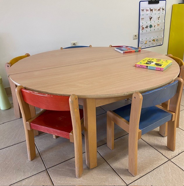 Ronde kindertafel met stoeltjes in kinderdagverblijf Luierland