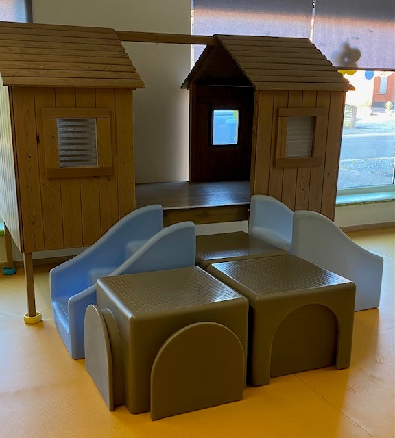 Houten speelhuisjes en zachte speelblokken in kinderdagverblijf Luierland