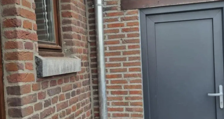 Zink- en koperwerken aan een dakrand
