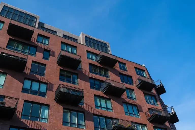 Modern appartementsgebouw in baksteen met balkons