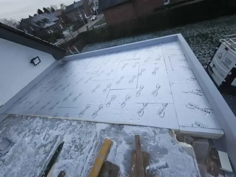 Dakisolatie wordt aangebracht onder een hellend dak