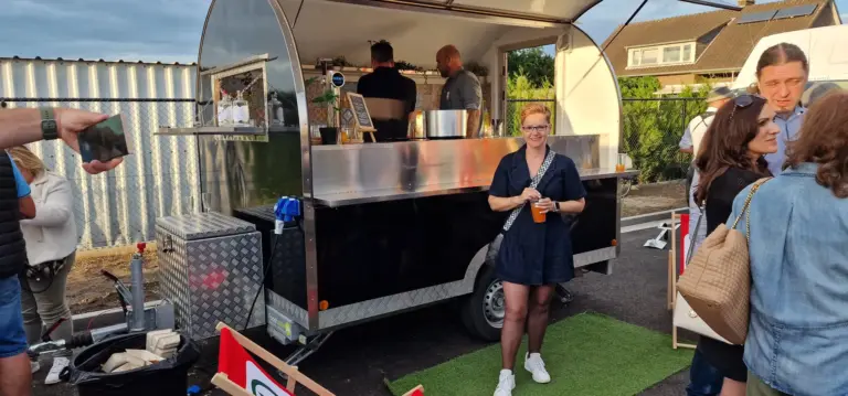 Gasten aan de foodtruck-aanhangwagen van MTM Event
