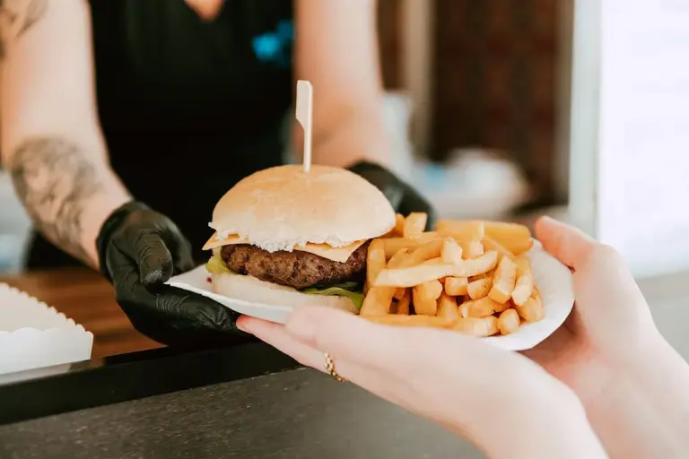 Black Angus burger met friet uit de gourmet burger foodtruck