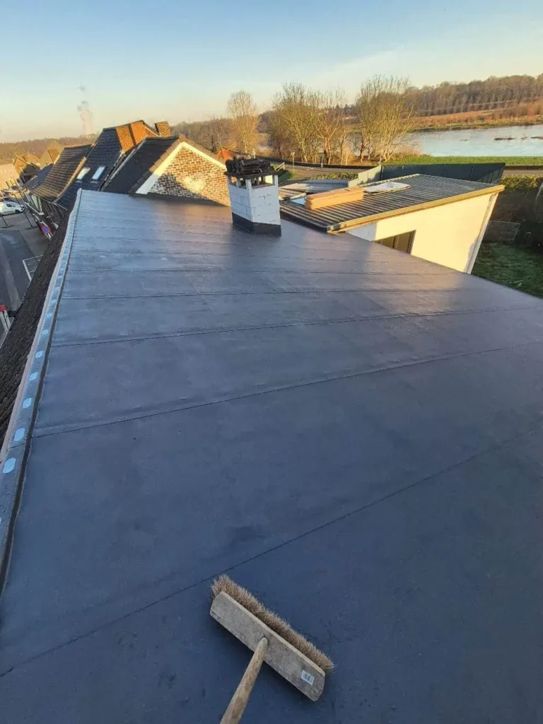 Nieuw plat dak in EPDM, geplaatst door Dakwerken Vanderhallen