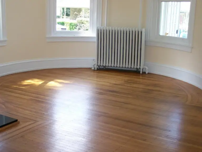 Lege kamer met houten vloer