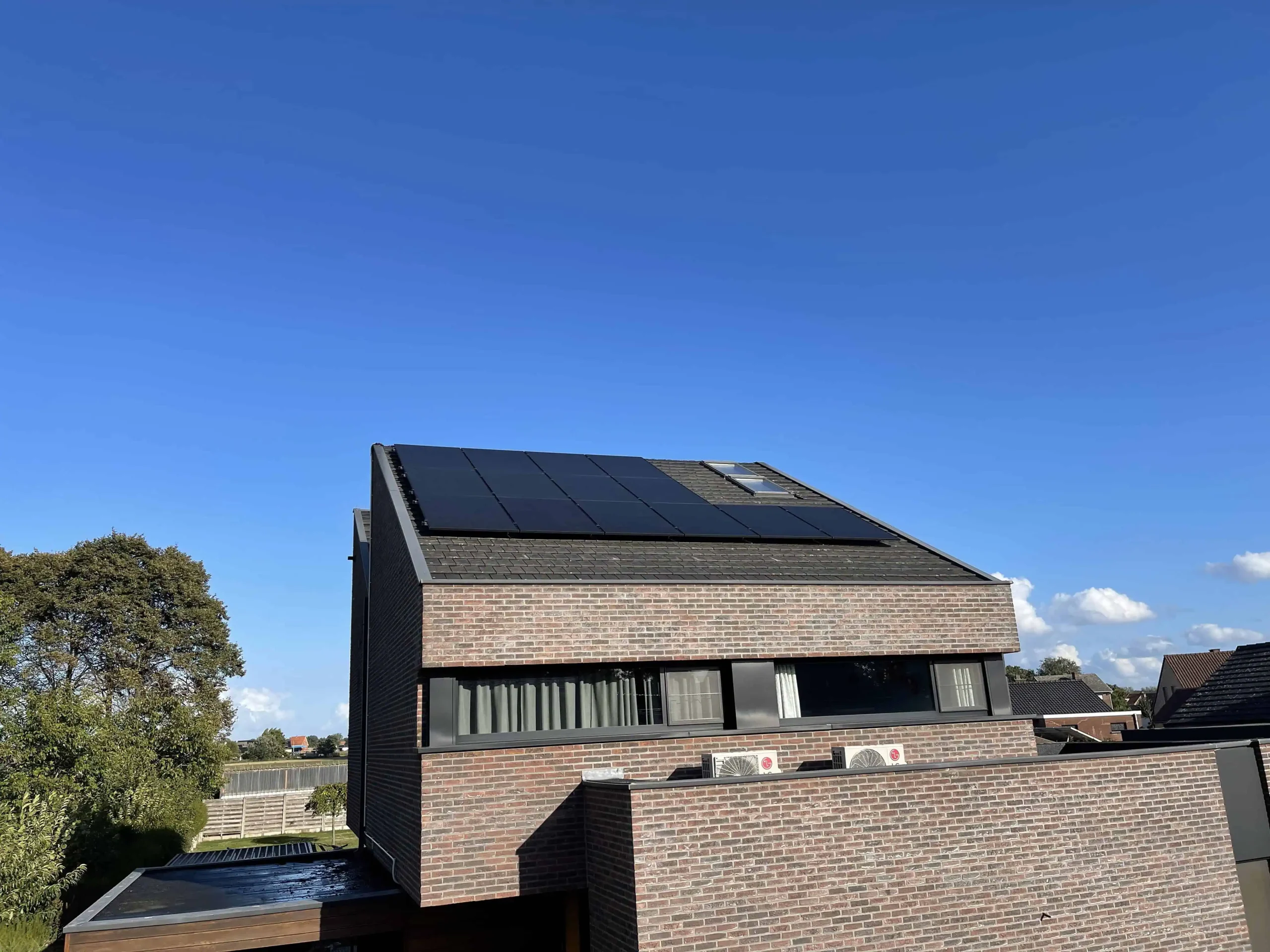 Full black zonnepanelen met thuisbatterij op een moderne woning in Leopoldsburg, geplaatst door SFelek