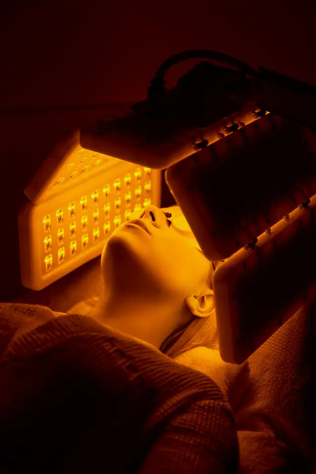 HELEO4 Pro LED-lichttherapie op het gezicht bij Nash Glow