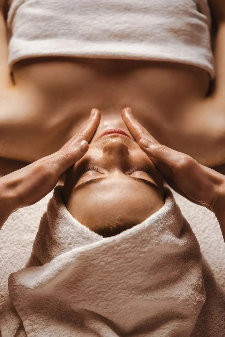 Korean Lymphatic Contour gezichtsmassage bij Nash Glow