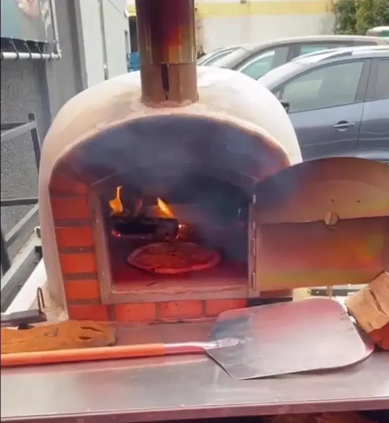 Houtgestookte pizzaoven van de pizza foodtruck
