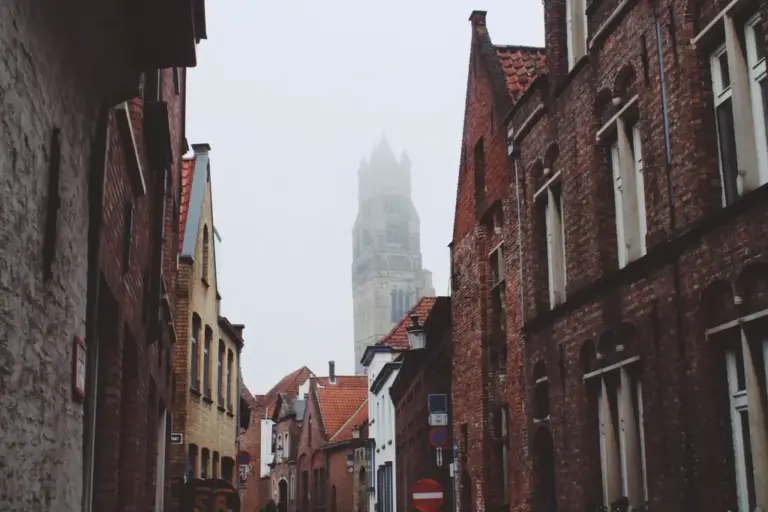 Straat met bakstenen huizen in een Vlaamse stad