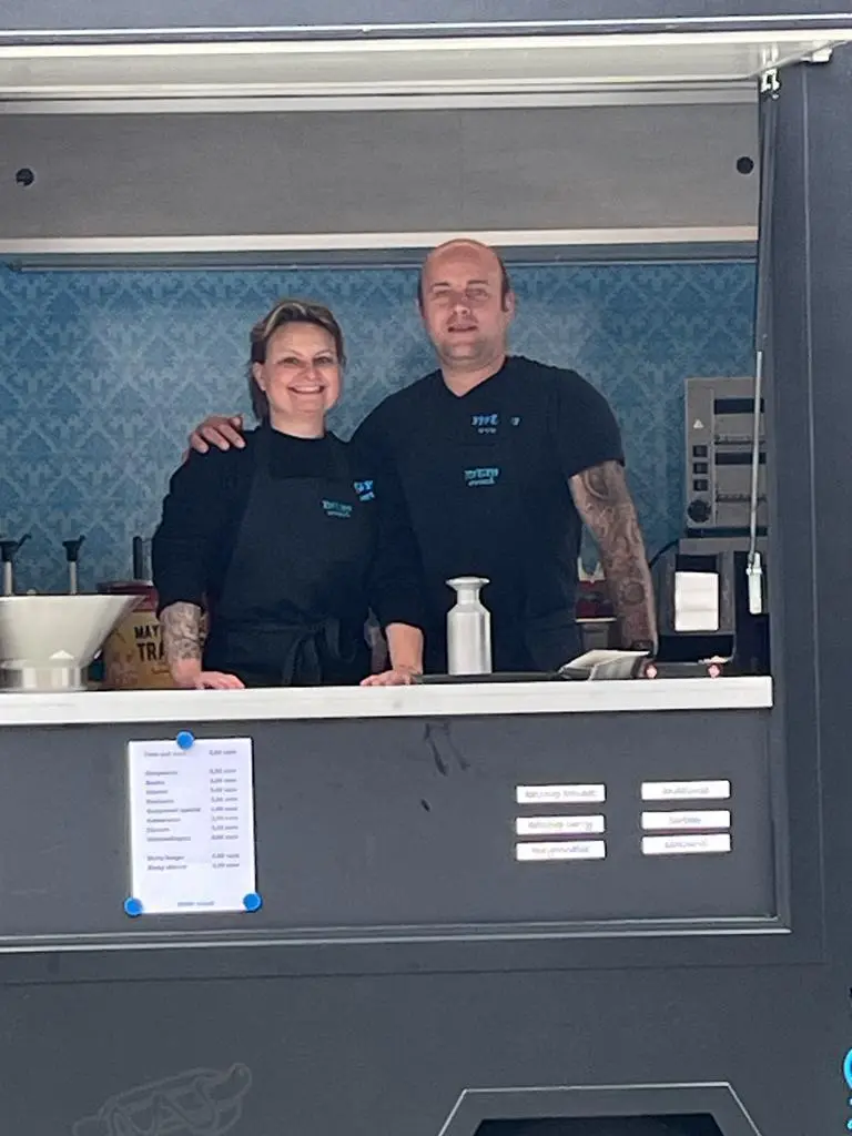 Thierry en Melanie van MTM Event achter de toonbank van hun foodtruck
