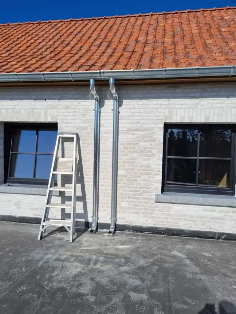 Pannendak met zinken dakgoten en regenpijpen