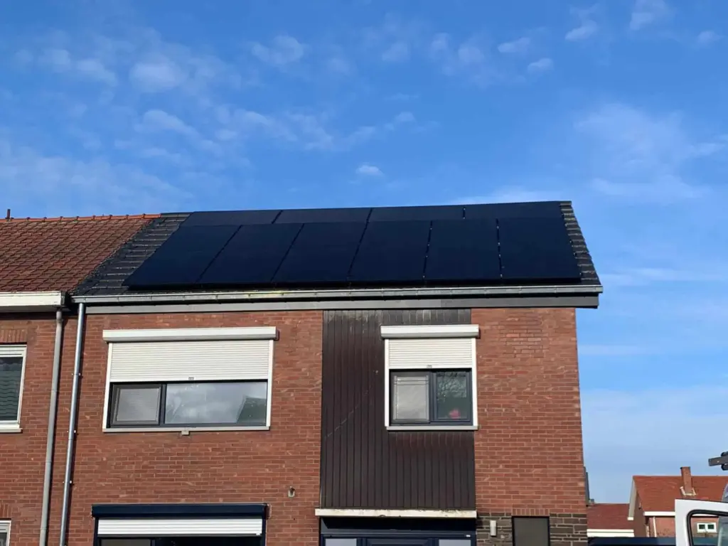 Zwarte zonnepanelen op een woning in Ham, geplaatst door SFelek